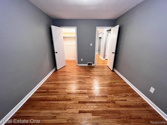 Building Photo - 463 N Eton St