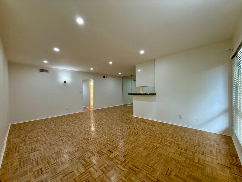 Building Photo - 5320 Zelzah Ave