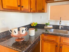 Building Photo - Advent - Low Deposit W/ Laundry & Detached...