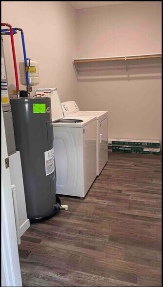 Building Photo - 21 Walnut Grv Ave