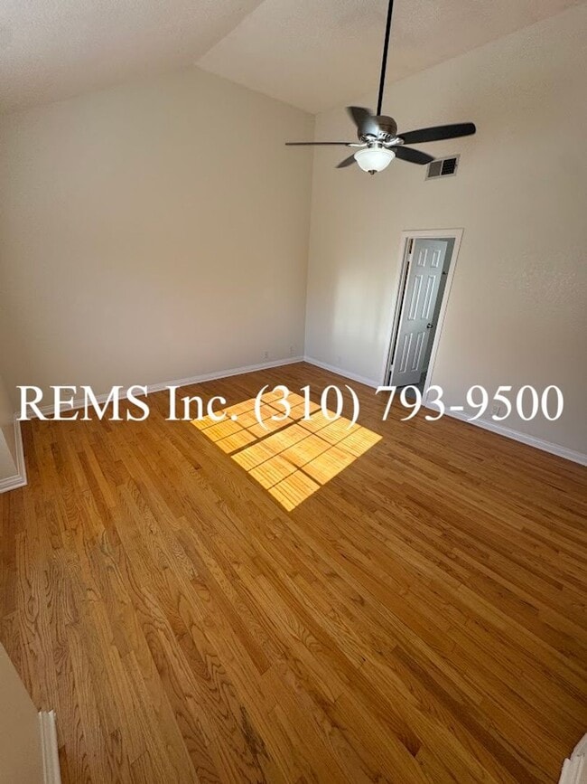 Building Photo - Spacious Townhome with Garage & Laundry in...