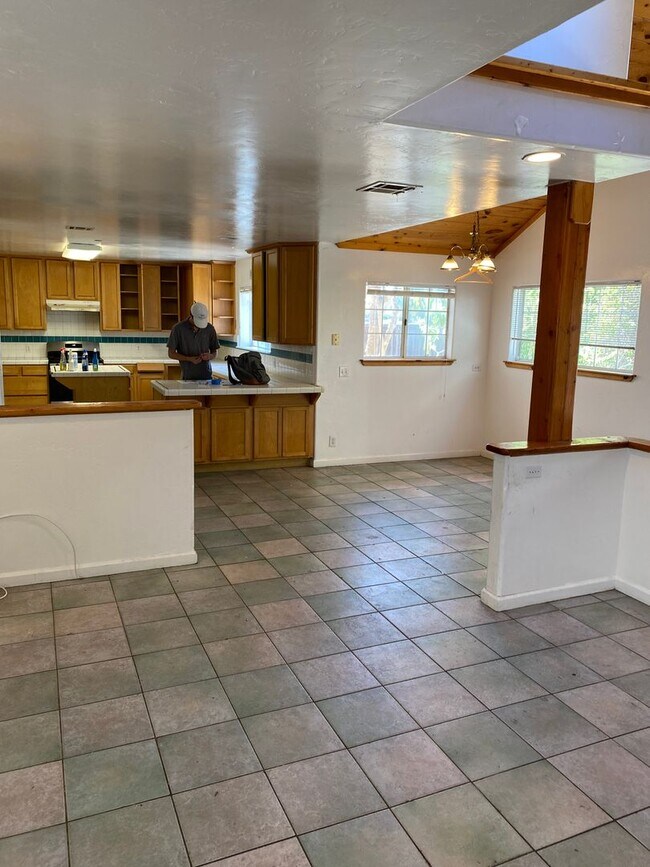 Building Photo - 6534 Del Playa Dr