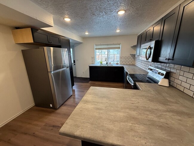 Building Photo - Twin Home for Rent Near Downtown Sioux Falls