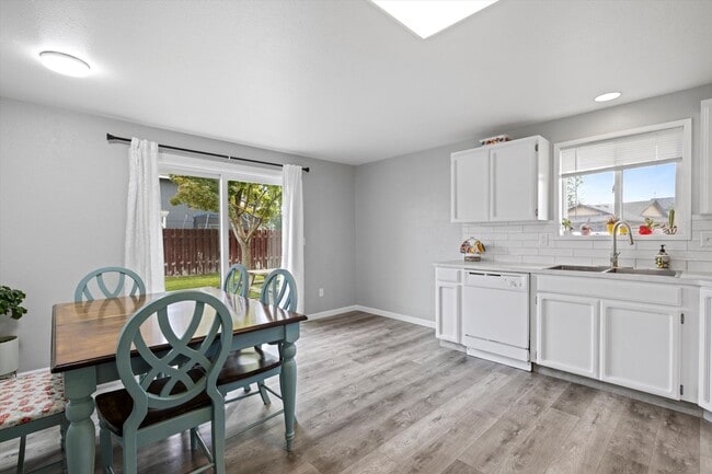 Building Photo - AVAILABLE SEPTEMBER!!!! Beautiful 3bed/2bath house in Pasco, Washington. - APPLY NOW!!!