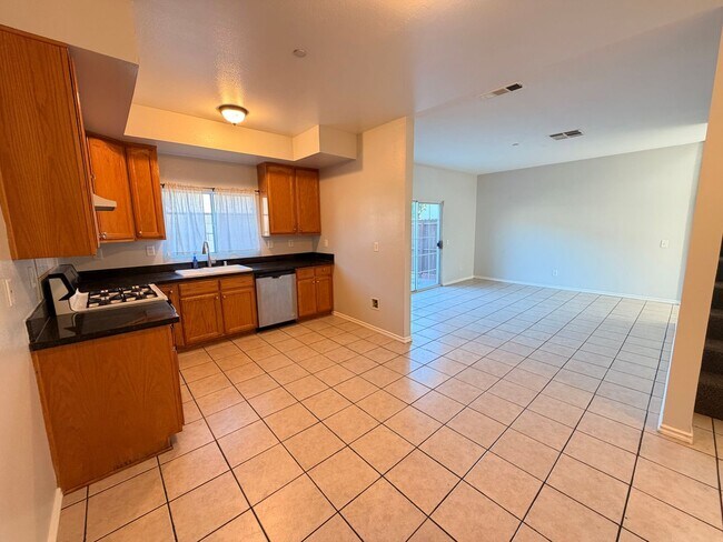 Building Photo - Spacious 3 bedroom w/ attached 2 Car Garage For Rent!
