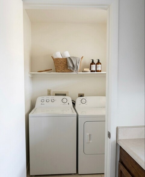 Building Photo - 17635 N Lindner Dr