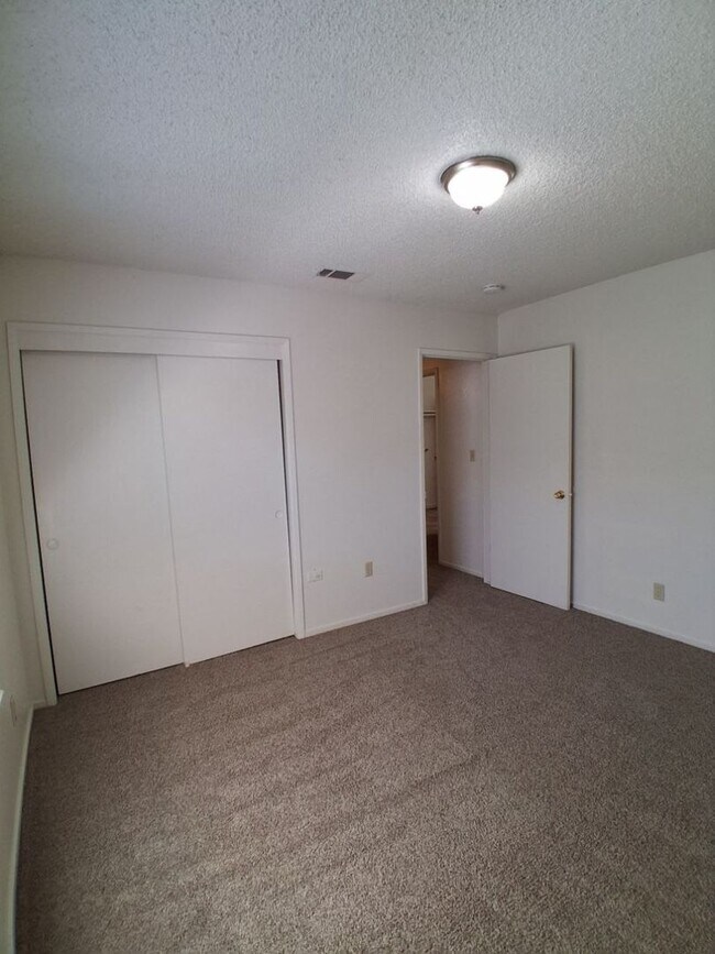 Building Photo - 3037 W Pontiac Way