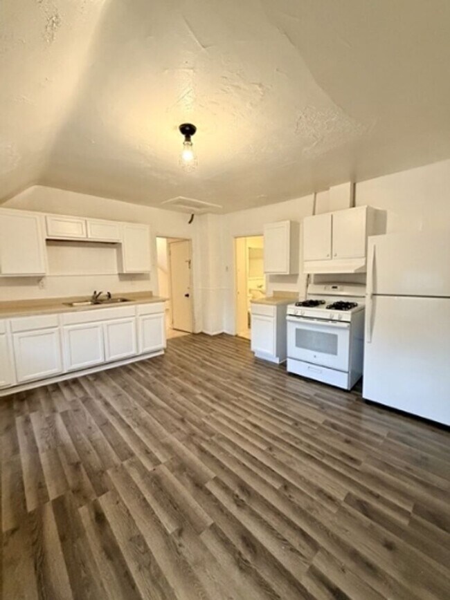 Building Photo - 611 N Broadway