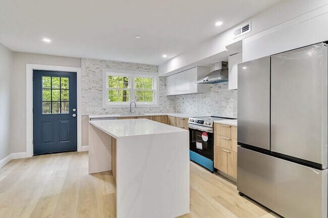 Building Photo - 192 Main St