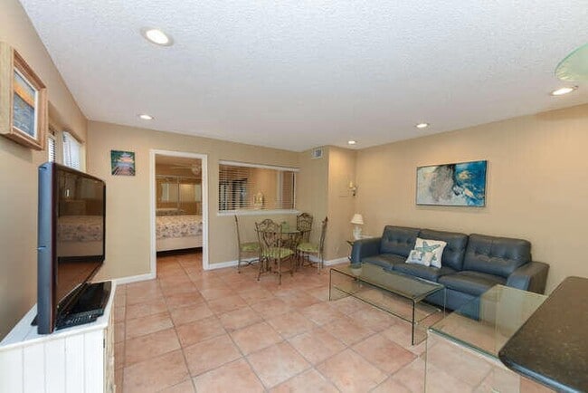 Building Photo - 1605 S US Hwy 1