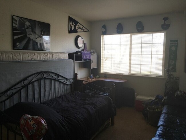 Building Photo - 2 Bed 1.5 Bath Townhouse in North Central Loveland