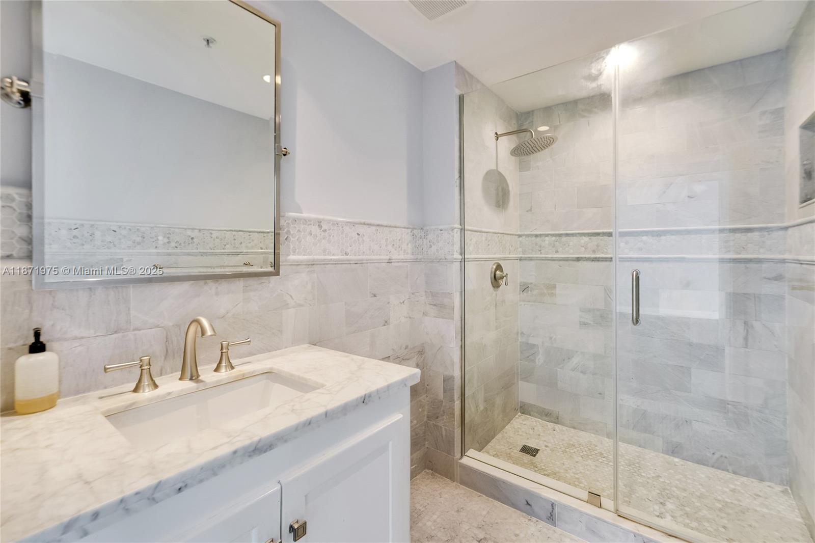 Building Photo - 1155 Brickell Bay Dr