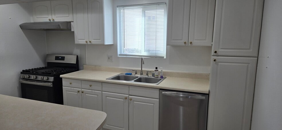 Kitchen - 1915 Dufour Ave