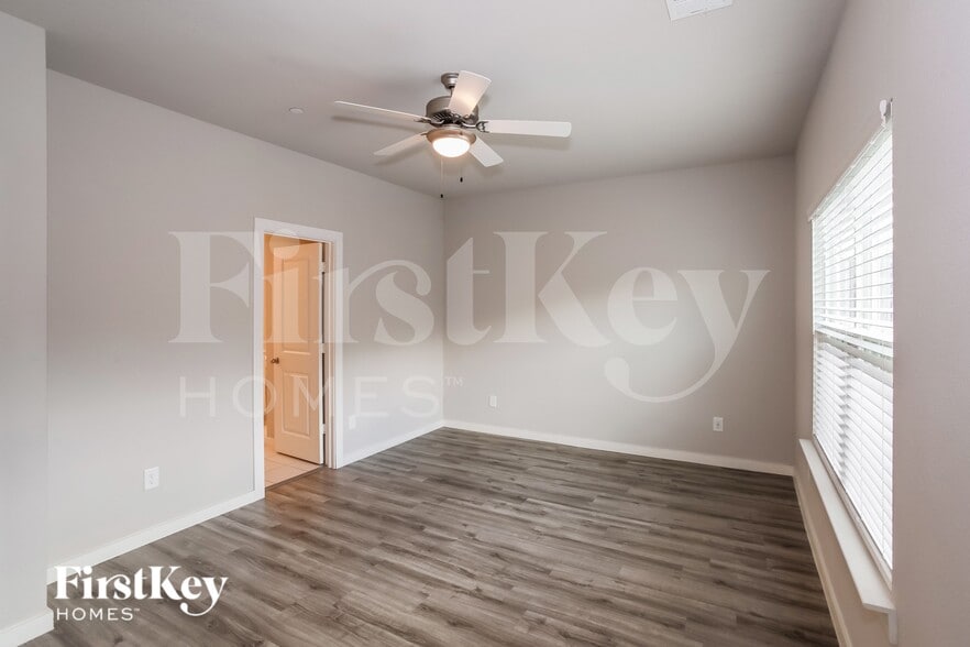 Building Photo - 613 Ava Trl