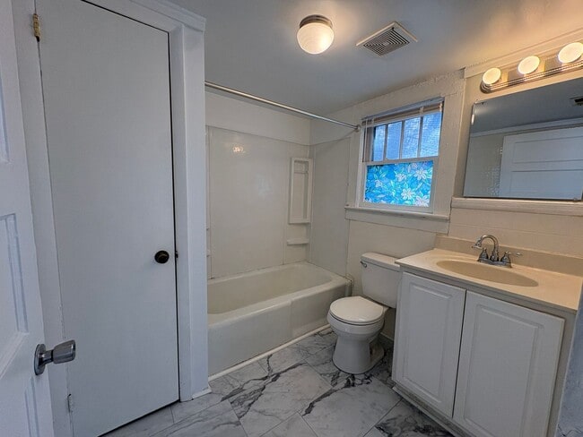 Building Photo - 3 Bedroom, 1 Bathroom House in Liberty!