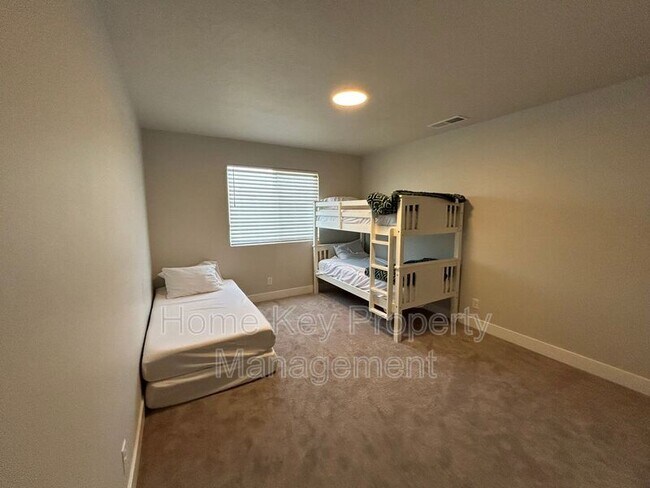 Building Photo - 3954 Razor Dr