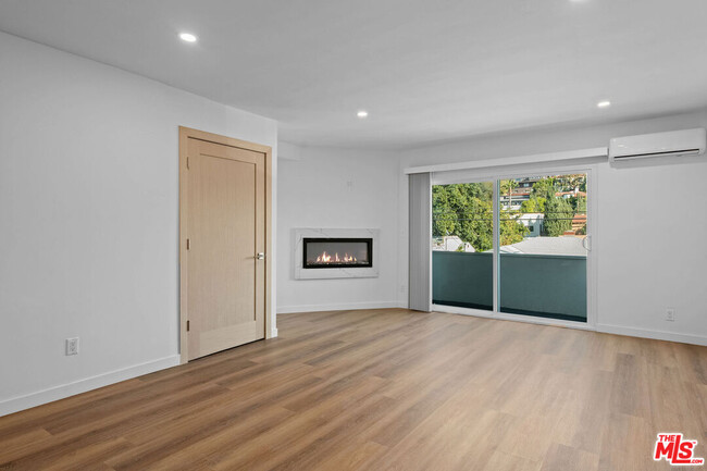 Building Photo - 2447 Beachwood Dr
