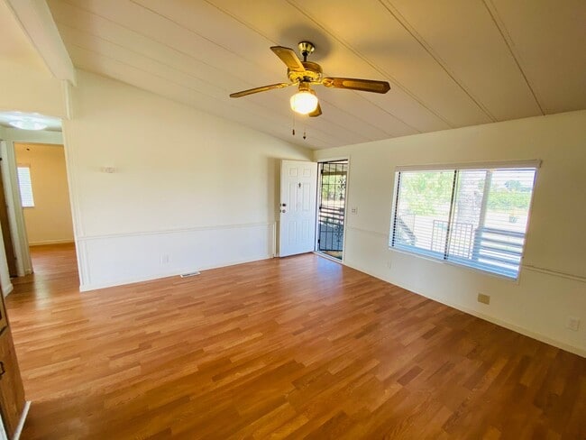 Building Photo - Cute Country Home on 1 Acre!