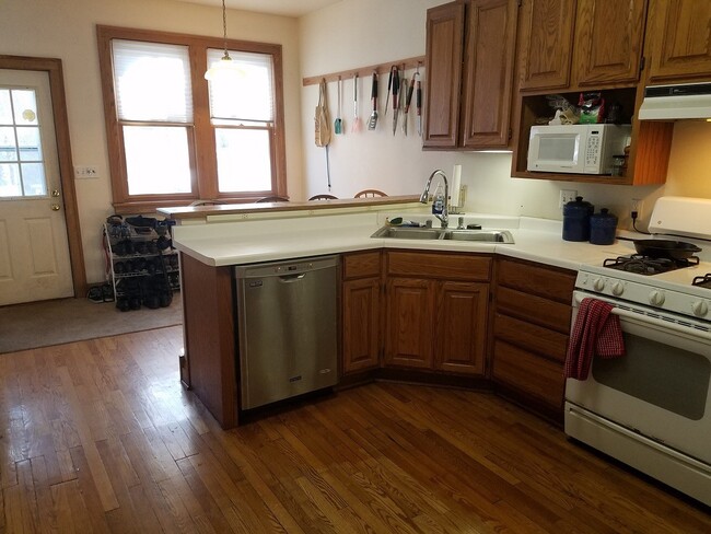Building Photo - Amazing 5 Bedroom 2.5 Bath Home w/ 300sqft...
