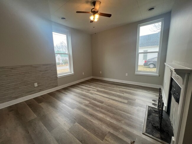 Building Photo - 2 Bedroom 1 Bath