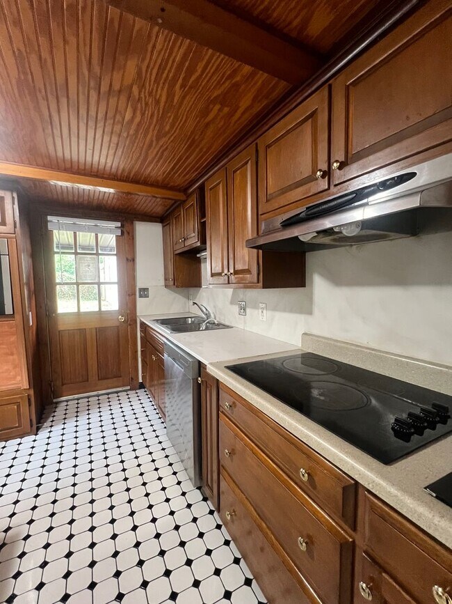 Building Photo - Spacious 3 Bedroom House Available Now!