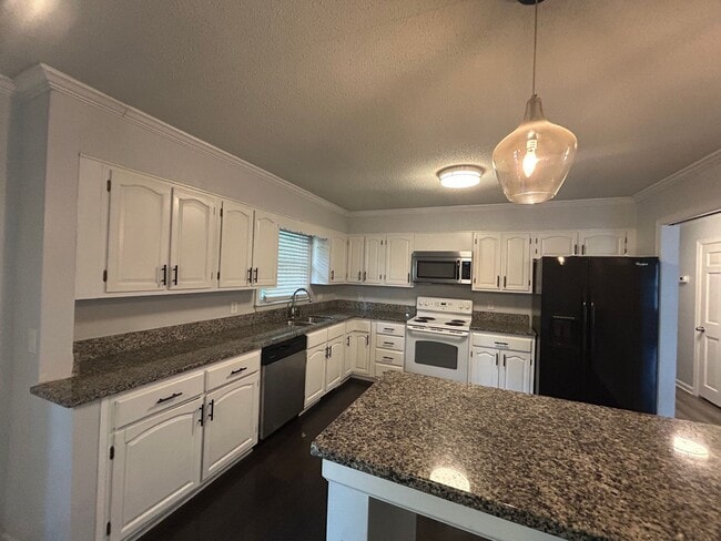 Building Photo - Large 4 bedroom 3 bathroom house in the he...