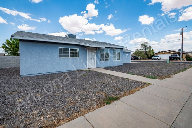 Building Photo - CHARMING TWO BEDROOM HAVEN