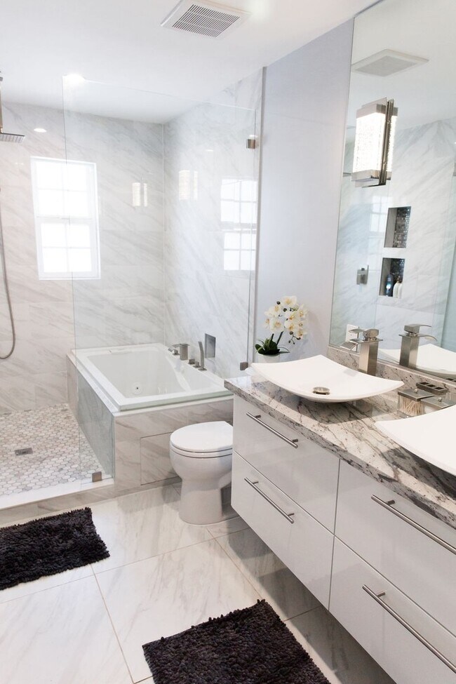 Building Photo - Gorgeous Fully Furnished 3 Bd 2 Bath Vacat...