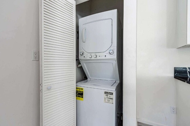 Building Photo - Private Yard Living with Modern Comfort in Costa Mesa