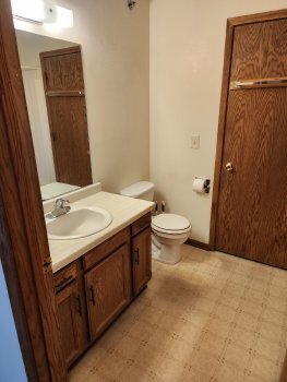 Building Photo - Large 2 Bedroom, 1 Bathroom Apartment with...