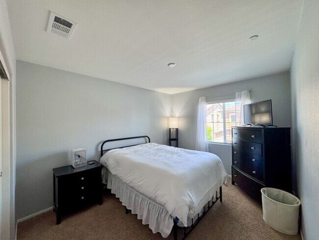 Building Photo - Beautiful 3 bedroom Town house available f...