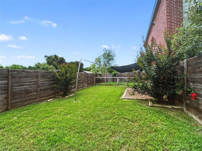 Building Photo - 5700 Glen Meadow Dr