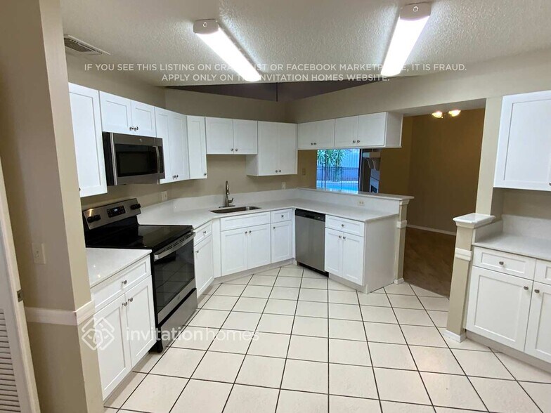 Building Photo - 3871 Biscayne Dr