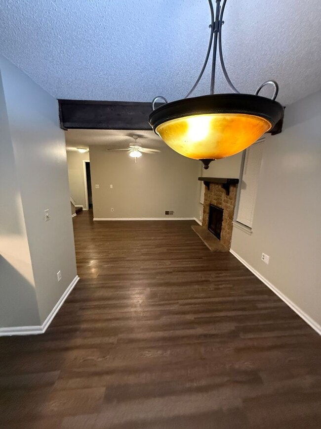 Building Photo - Great 3 bedroom townhouse available