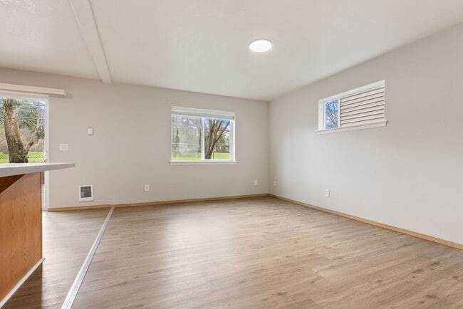 Building Photo - Beautiful Renovated 4b/2.5 bath home - SE Portland