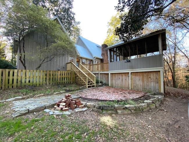 Building Photo - Unique Home in Perry