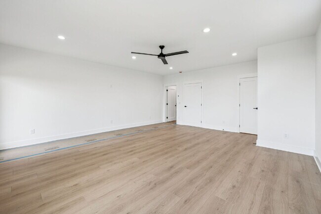Building Photo - "Spacious 4-Bed, 4-Bath Gem in Nashville -...