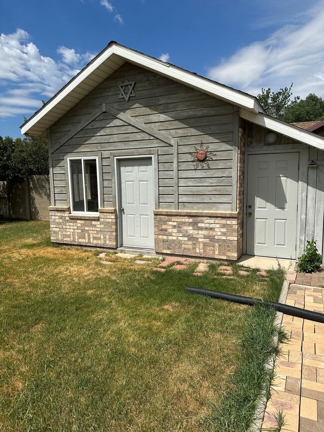 Building Photo - 5 Bedroom Home with 2 Car Garage