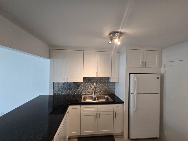 Building Photo - 336 N Birch Rd