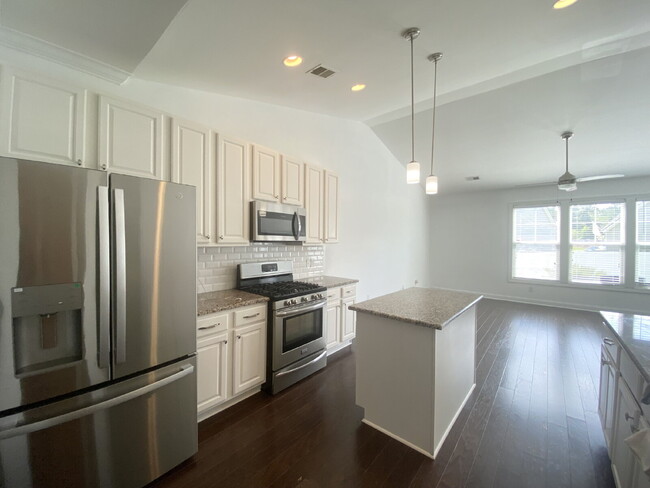 Building Photo - Spacious Three Bedroom Town Home! Located ...