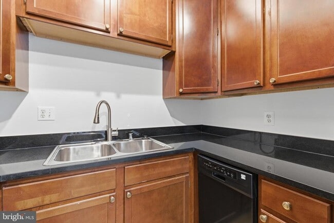 Building Photo - 1203 N St NW