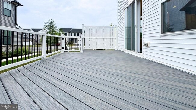 Building Photo - 240 Lilac St