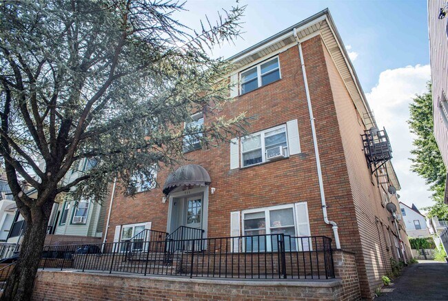 Building Photo - 711 18th St