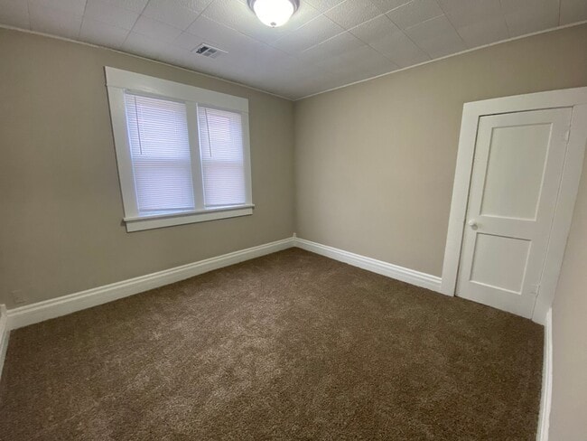 Building Photo - Charming 4 bedroom/2 bath home in Winfield! Coming Available in mid-July!