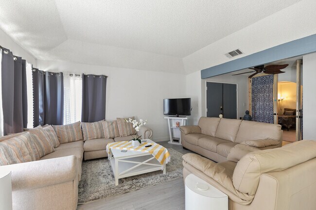 Building Photo - 49336 Eisenhower Dr