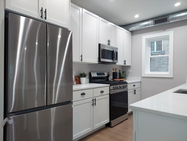 Building Photo - 2641 W Carmen Ave