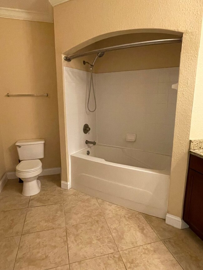 Building Photo - BEAUTIFUL 2 Bedroom 2.5 Bathroom with an o...