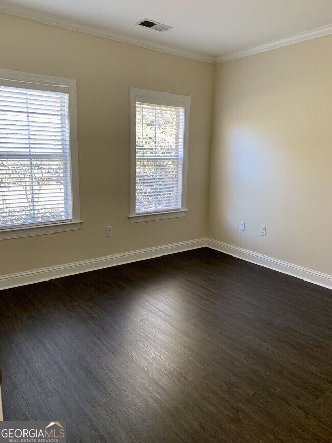 Building Photo - 5460 Glenridge View NE