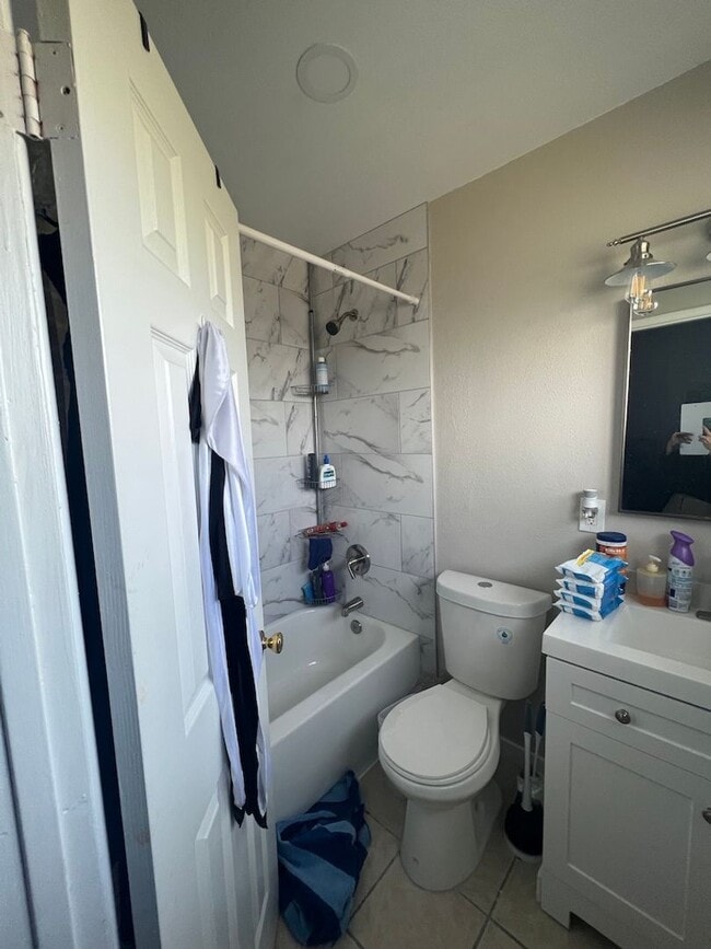 Building Photo - 6 Bedroom 3 Bathroom House on Corner lot- LARGE ROOMS