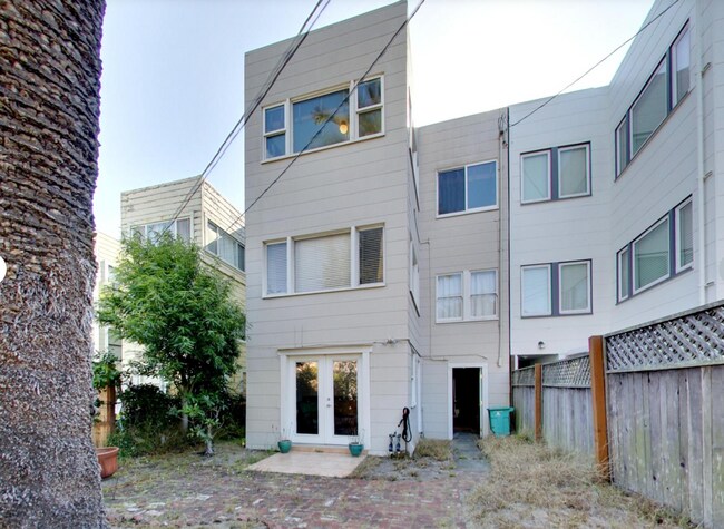 Building Photo - Expansive Top-Floor Richmond Flat | 2BD + Sunroom | Parking Included | Nearly 1,900 Sq. Ft.
